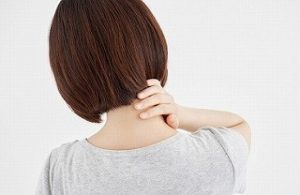 首の痛み