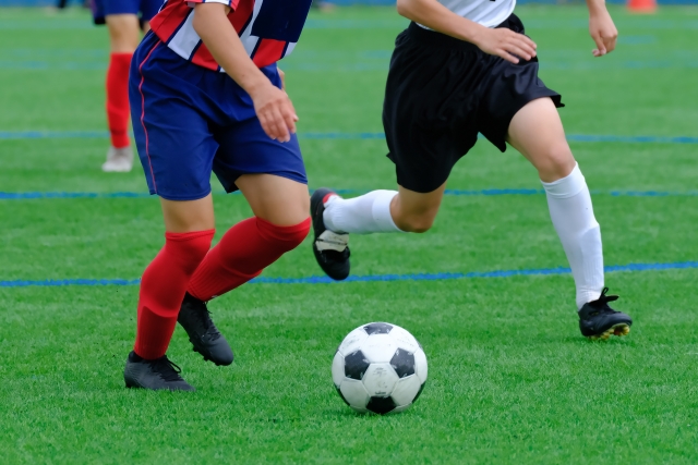サッカーをする子供