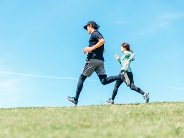 ランニング中の男女
