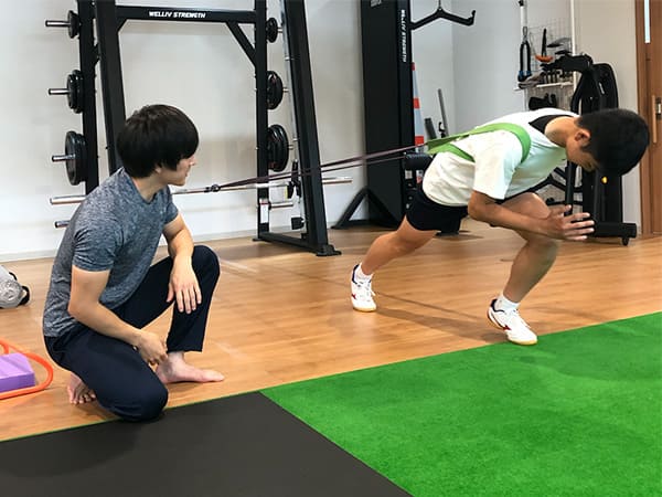トレーニングしている学生