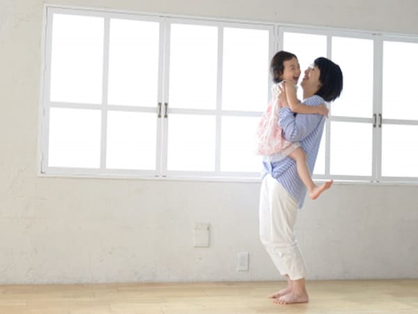 子どもを抱き上げる女性